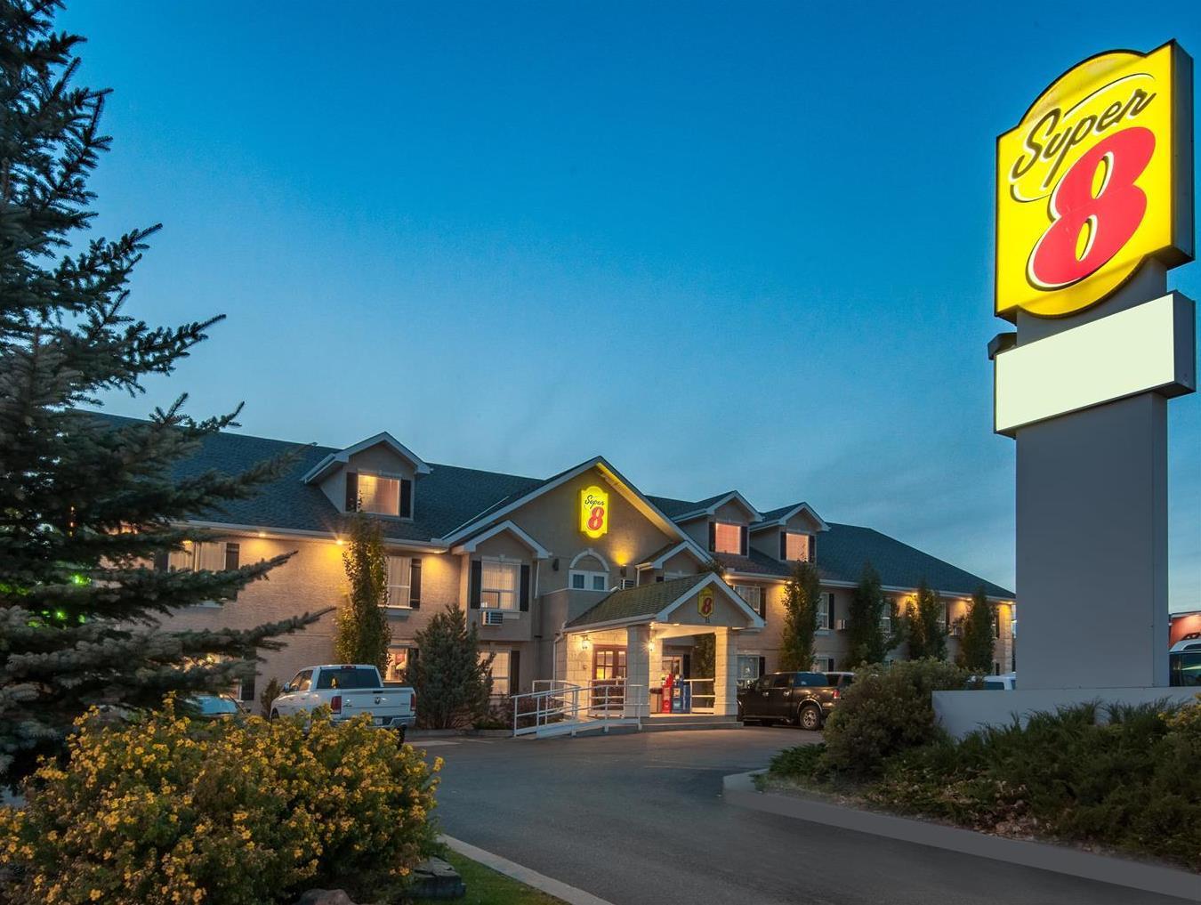 Ramada By Wyndham Cochrane Hotel Buitenkant foto