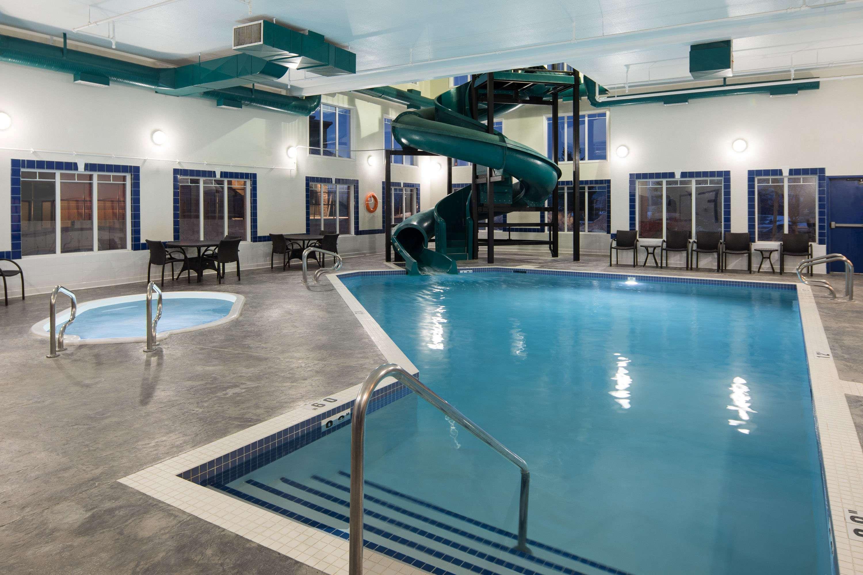 Ramada By Wyndham Cochrane Hotel Buitenkant foto