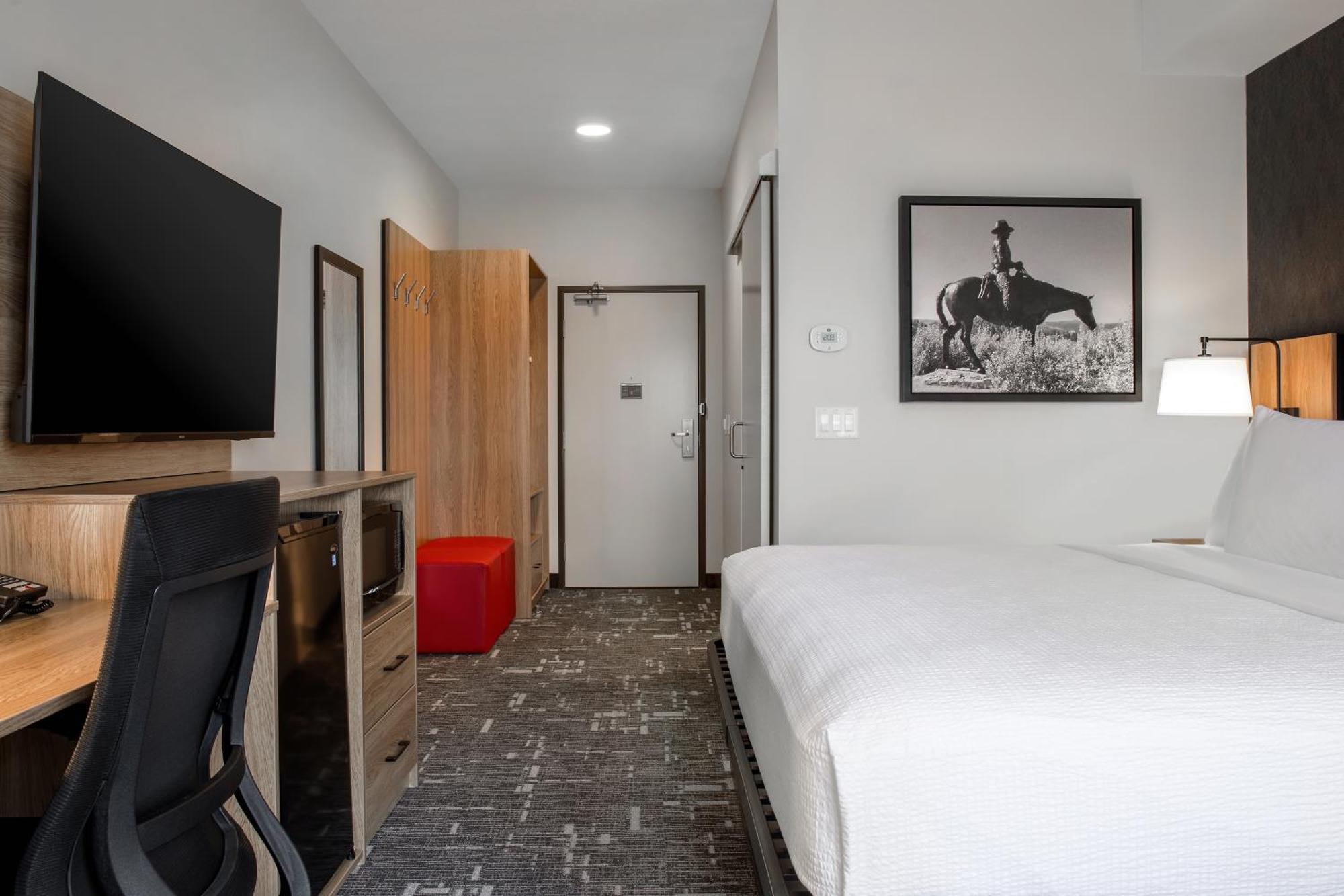 Ramada By Wyndham Cochrane Hotel Buitenkant foto