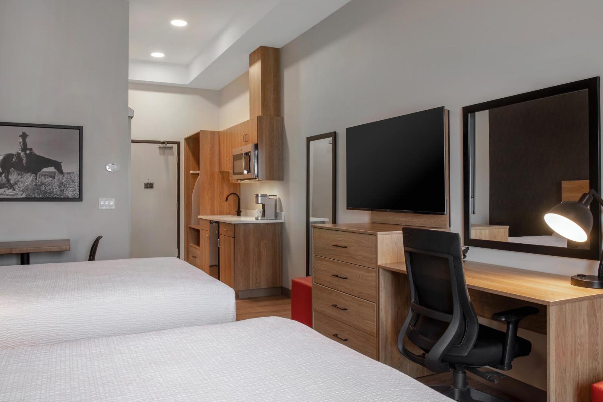 Ramada By Wyndham Cochrane Hotel Buitenkant foto