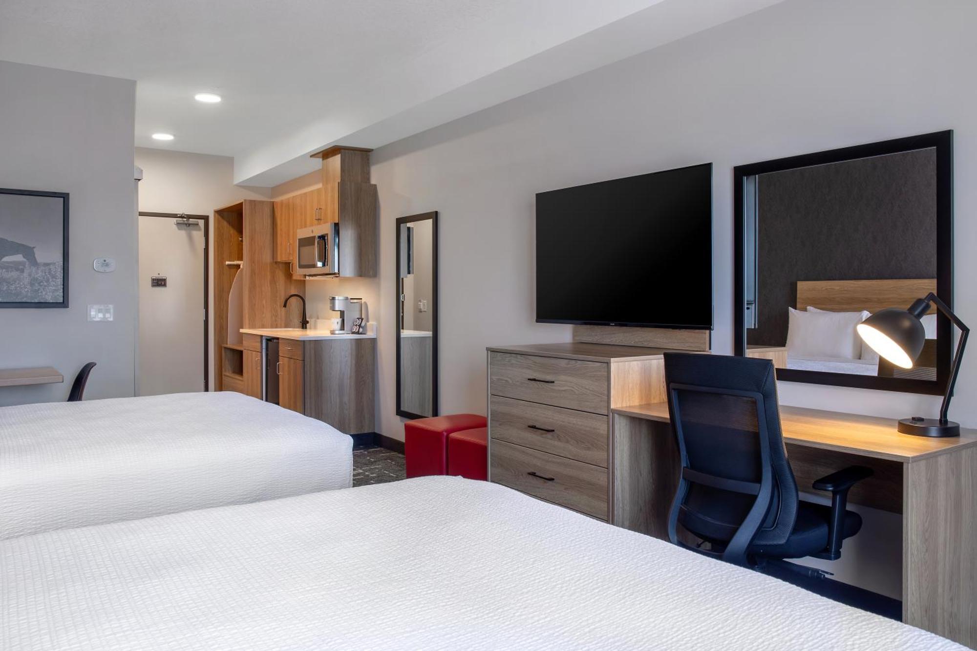Ramada By Wyndham Cochrane Hotel Buitenkant foto