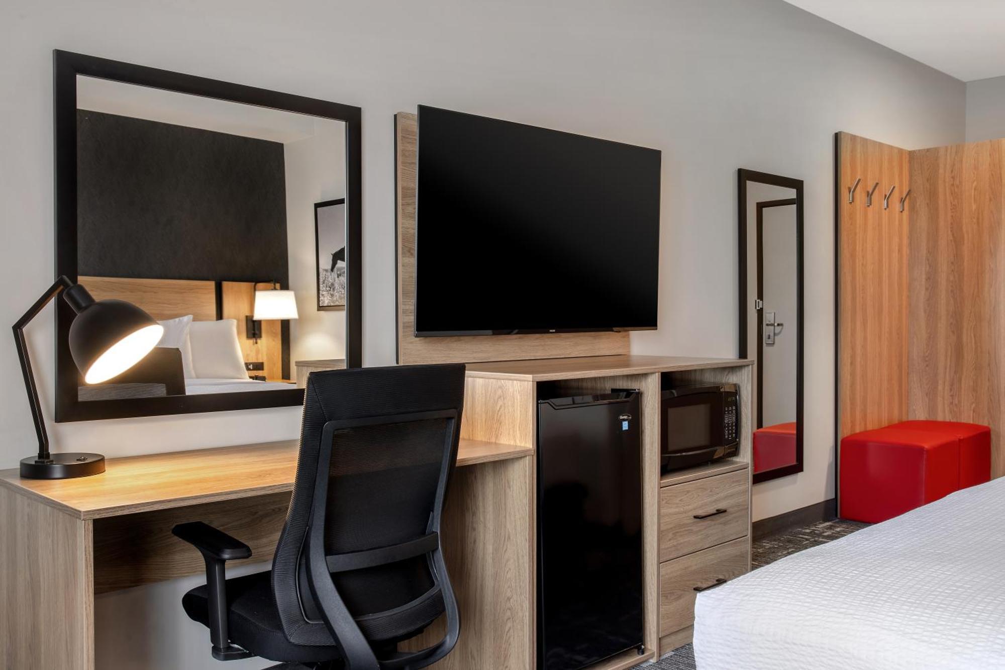 Ramada By Wyndham Cochrane Hotel Buitenkant foto