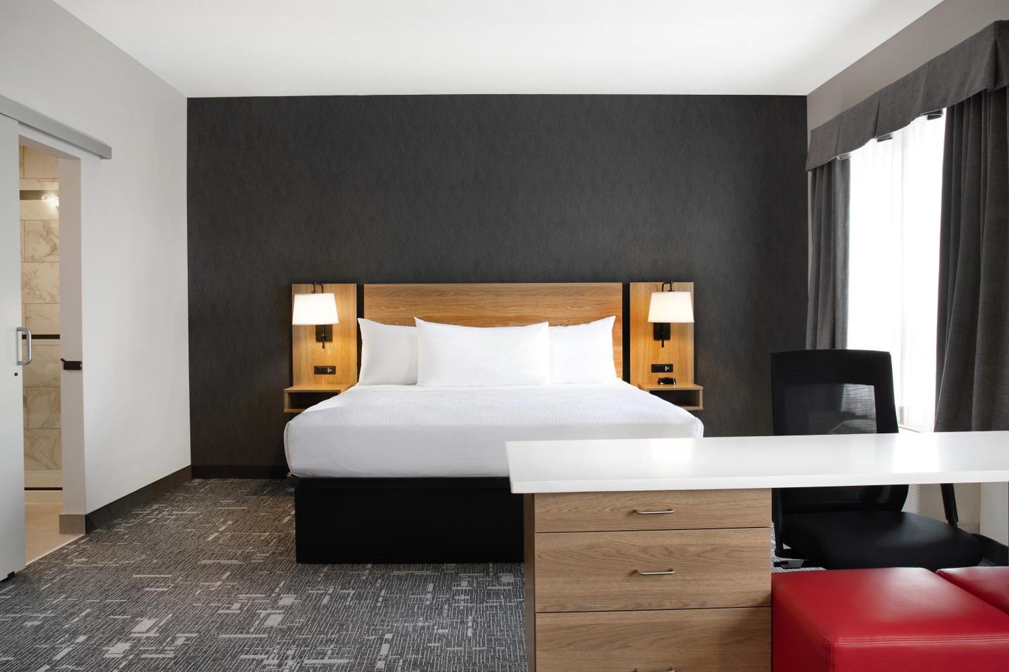Ramada By Wyndham Cochrane Hotel Buitenkant foto