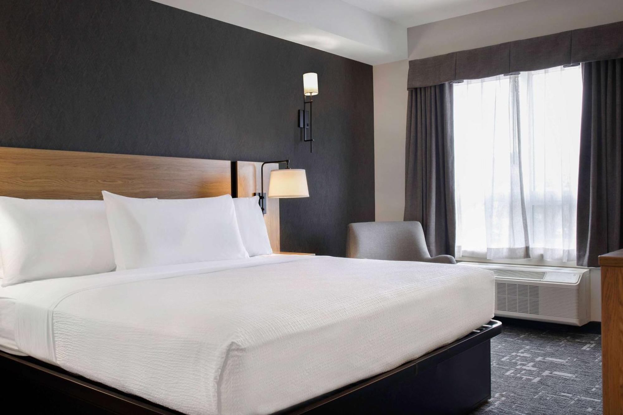 Ramada By Wyndham Cochrane Hotel Buitenkant foto