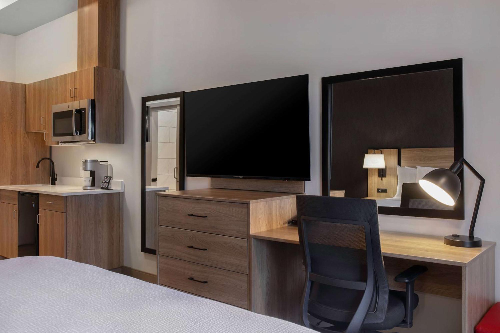 Ramada By Wyndham Cochrane Hotel Buitenkant foto