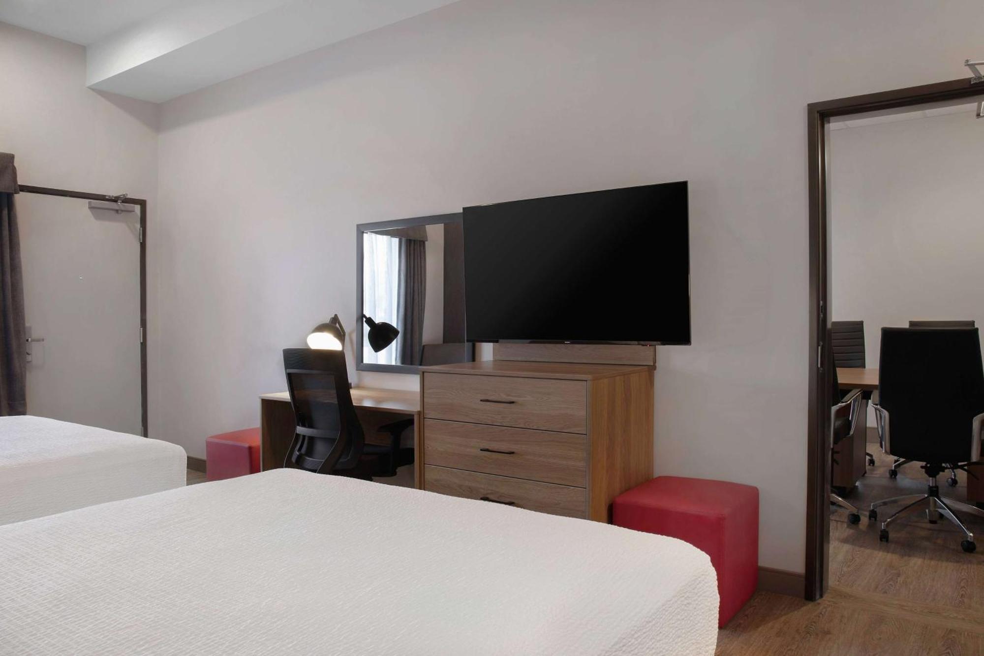 Ramada By Wyndham Cochrane Hotel Buitenkant foto