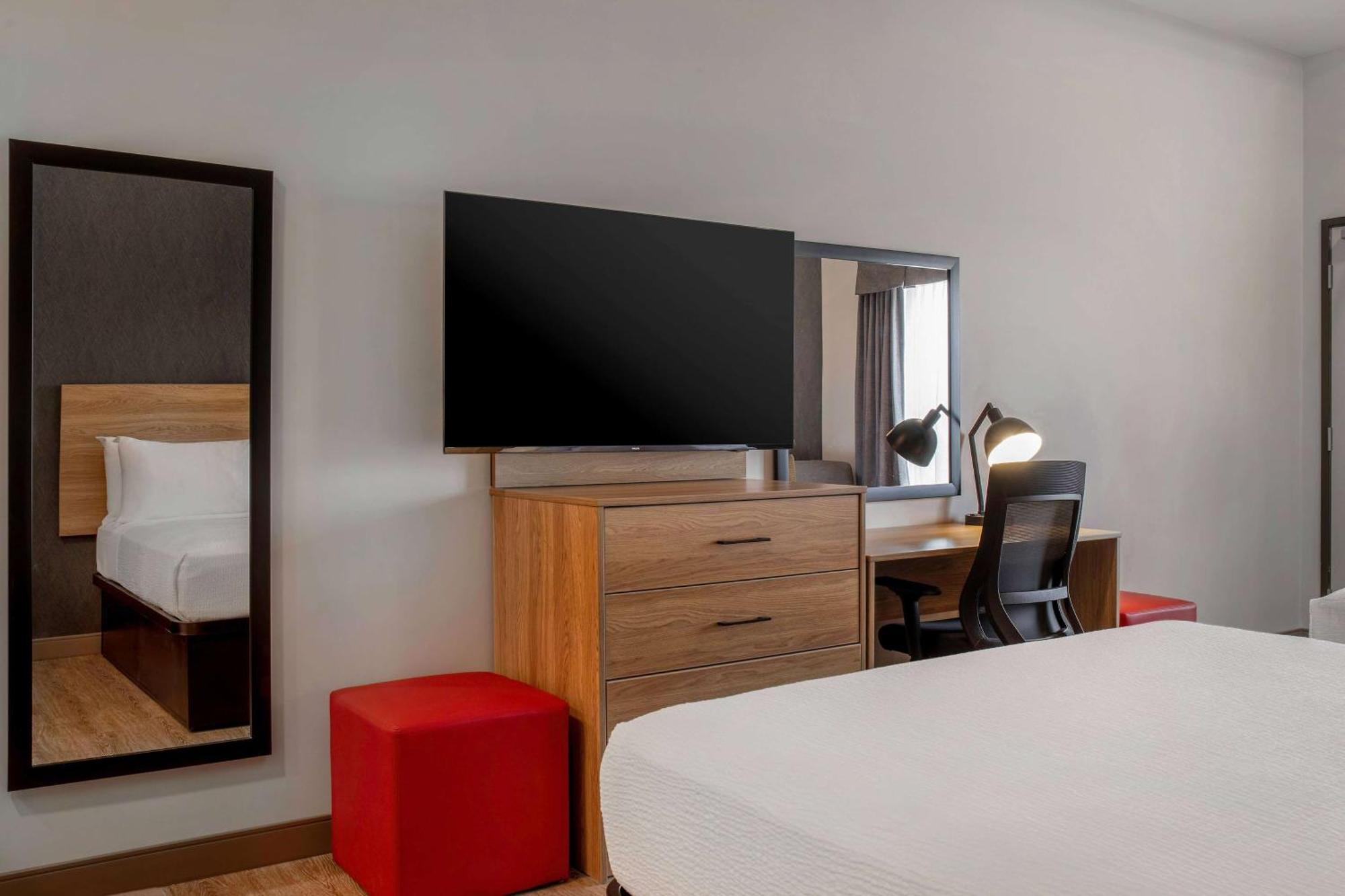 Ramada By Wyndham Cochrane Hotel Buitenkant foto