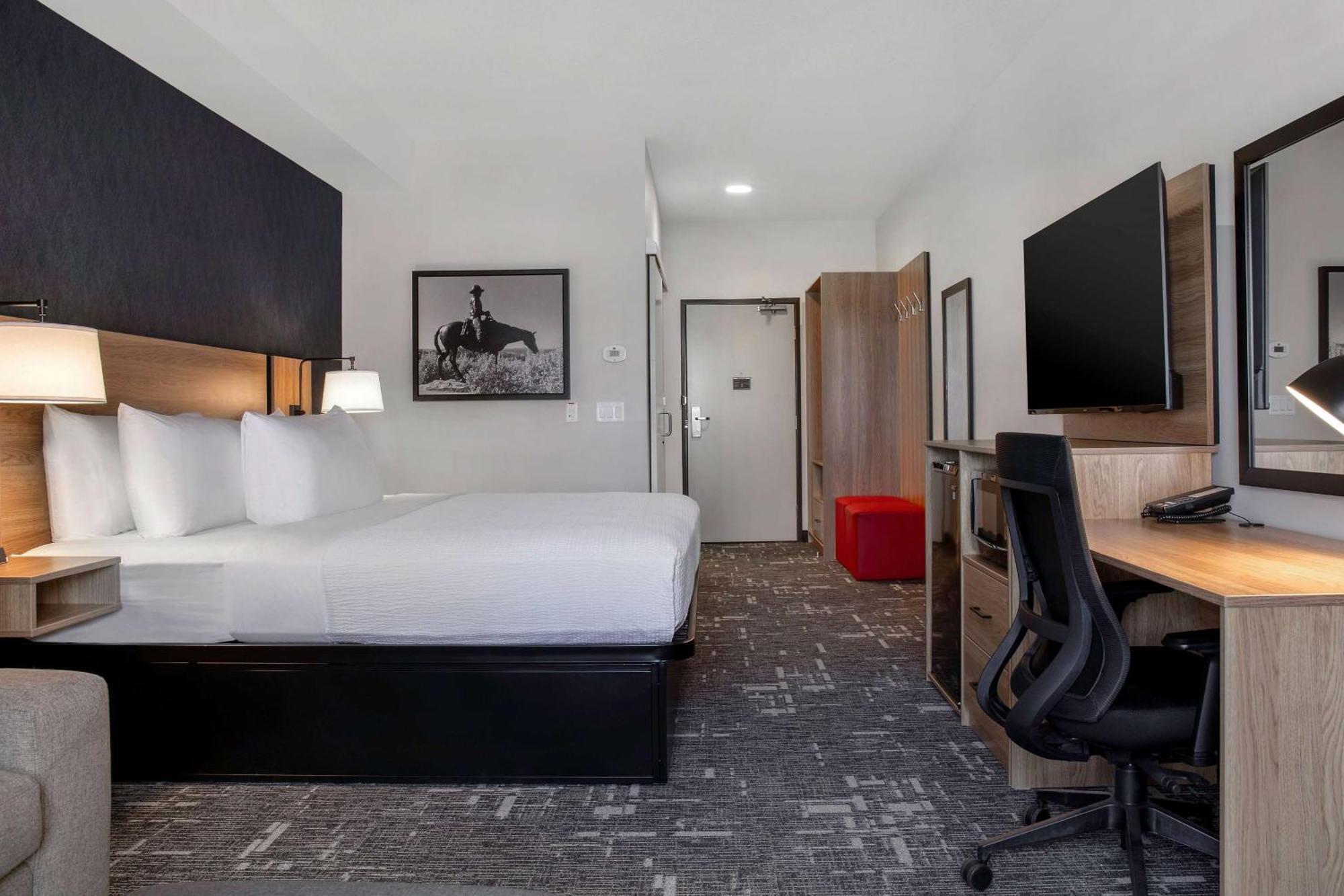 Ramada By Wyndham Cochrane Hotel Buitenkant foto
