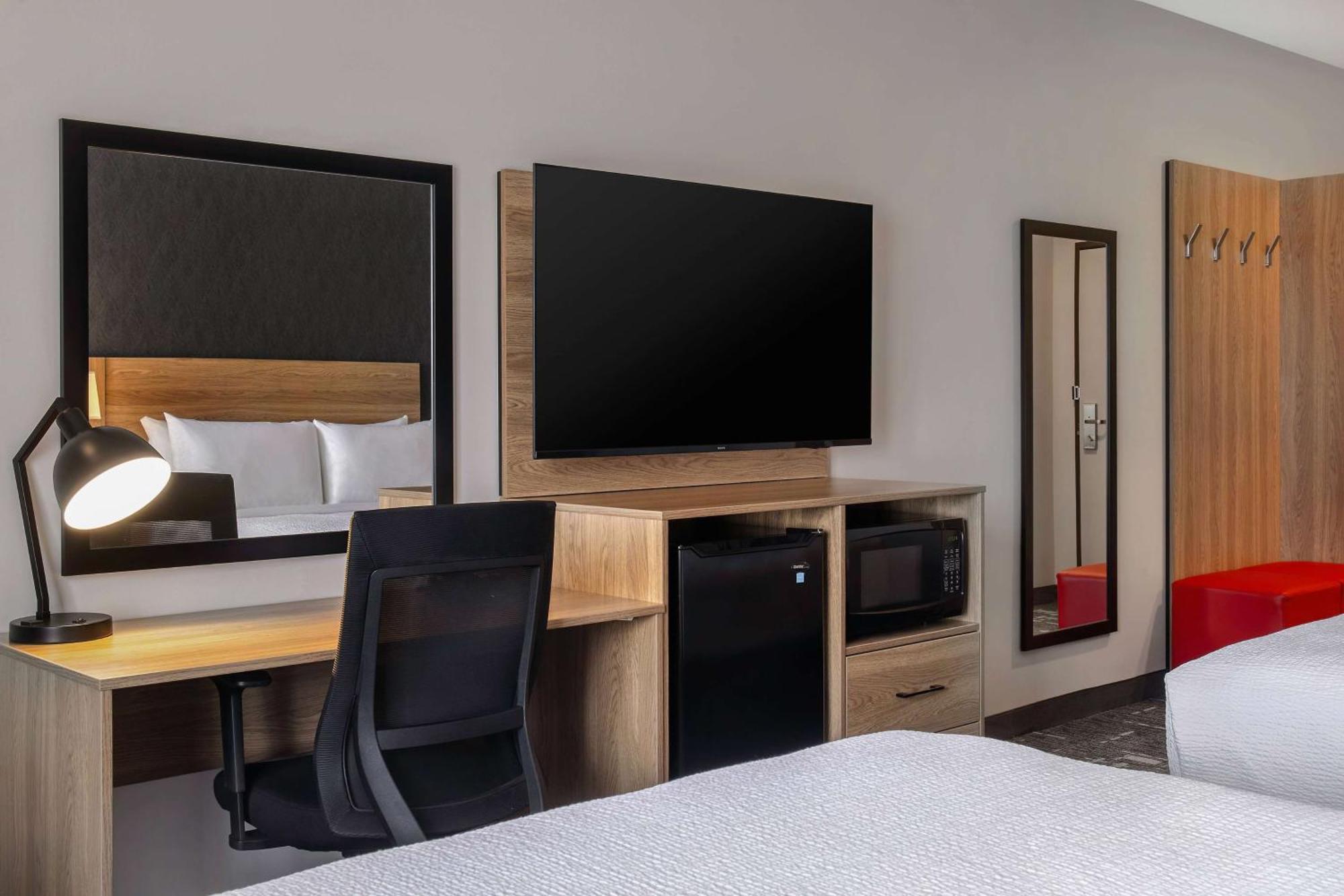 Ramada By Wyndham Cochrane Hotel Buitenkant foto