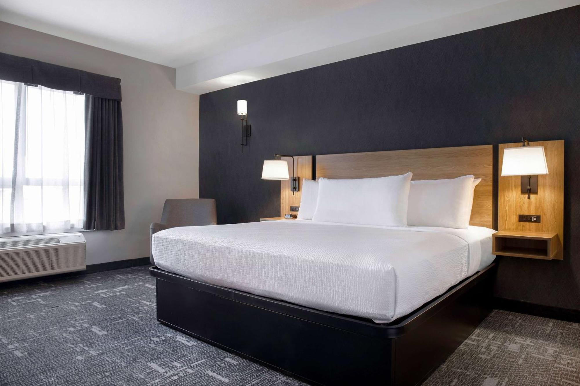 Ramada By Wyndham Cochrane Hotel Buitenkant foto