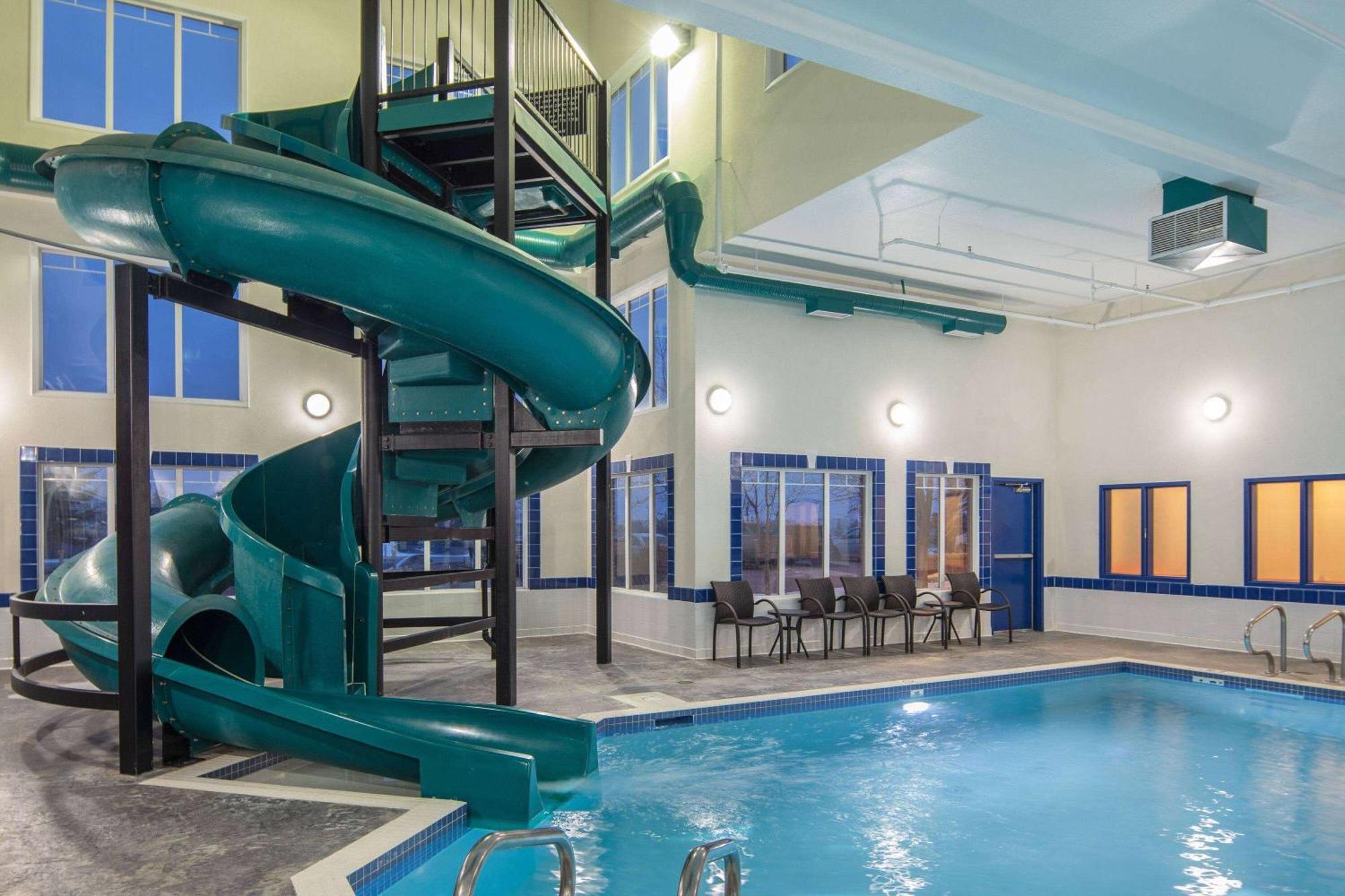 Ramada By Wyndham Cochrane Hotel Buitenkant foto
