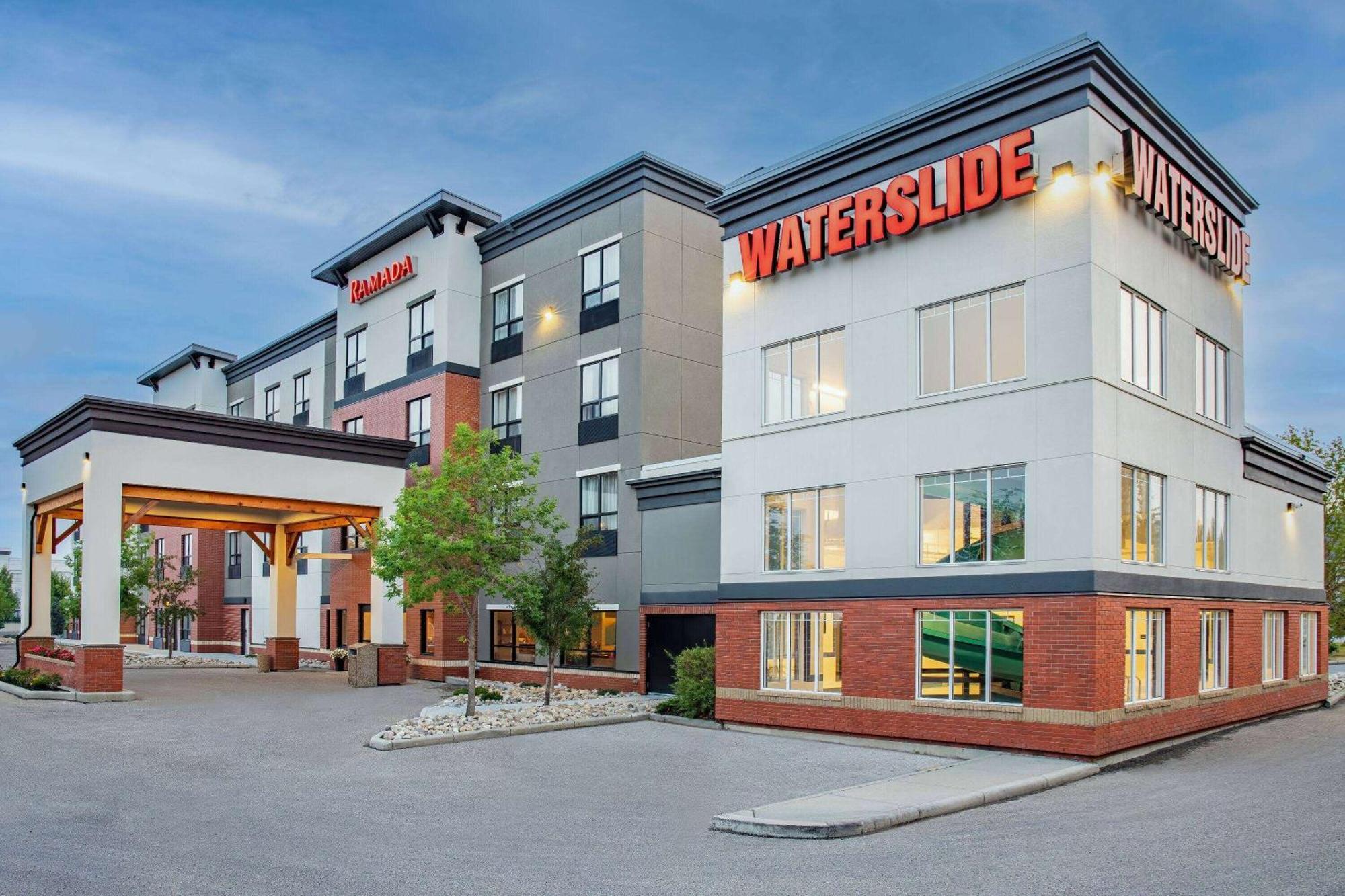 Ramada By Wyndham Cochrane Hotel Buitenkant foto