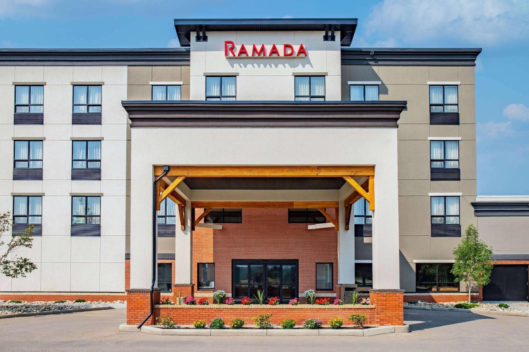 Ramada By Wyndham Cochrane Hotel Buitenkant foto