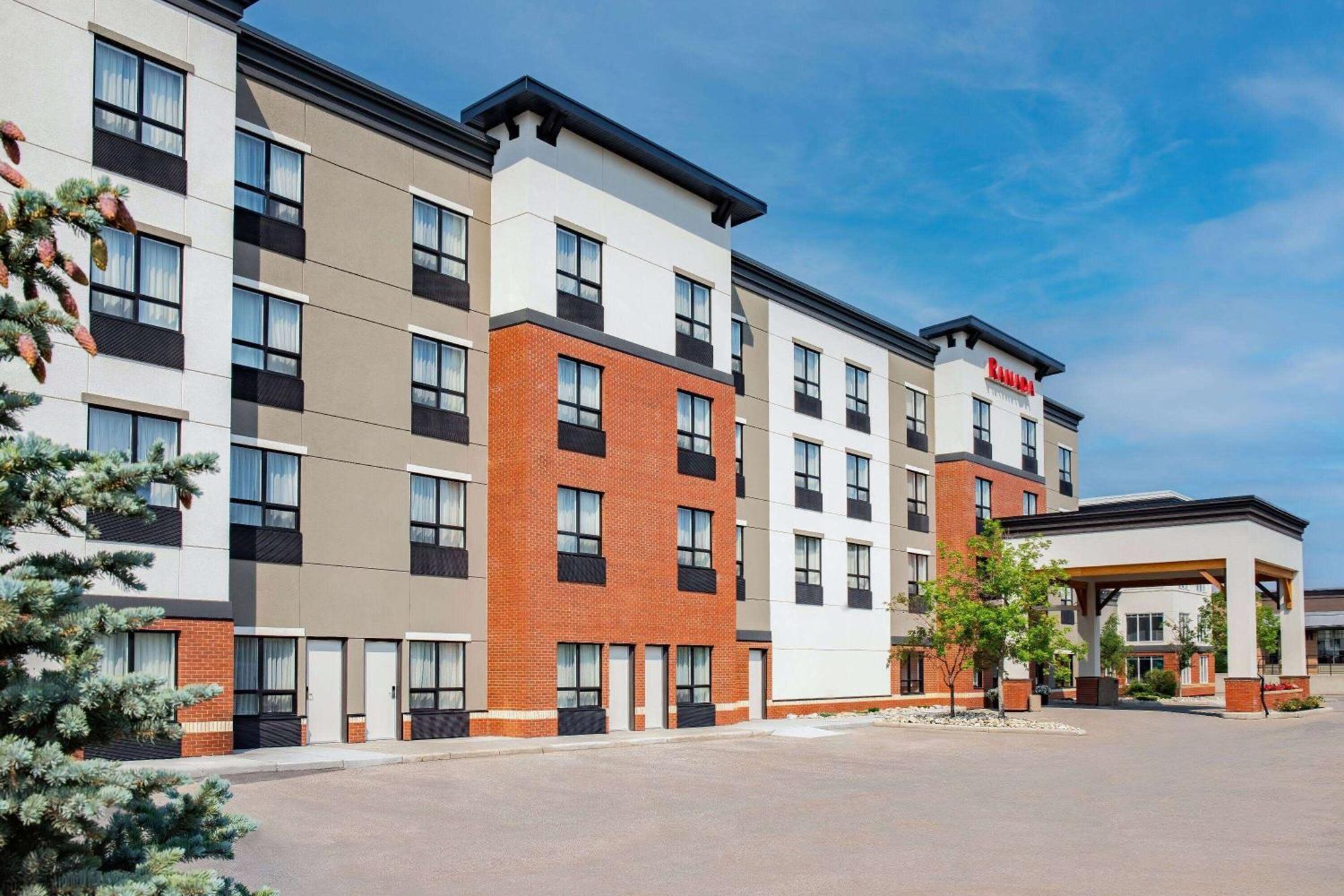 Ramada By Wyndham Cochrane Hotel Buitenkant foto