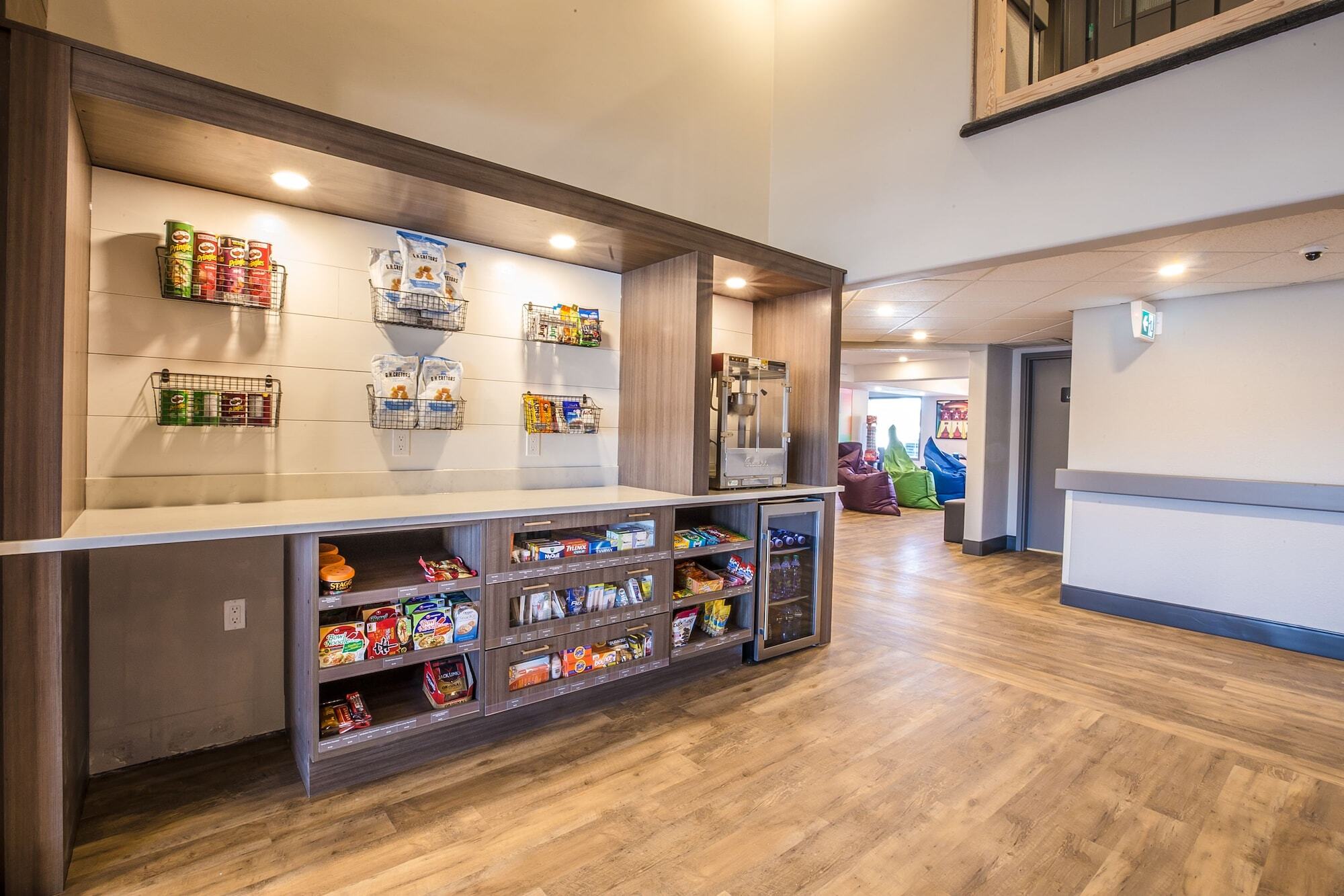 Ramada By Wyndham Cochrane Hotel Buitenkant foto